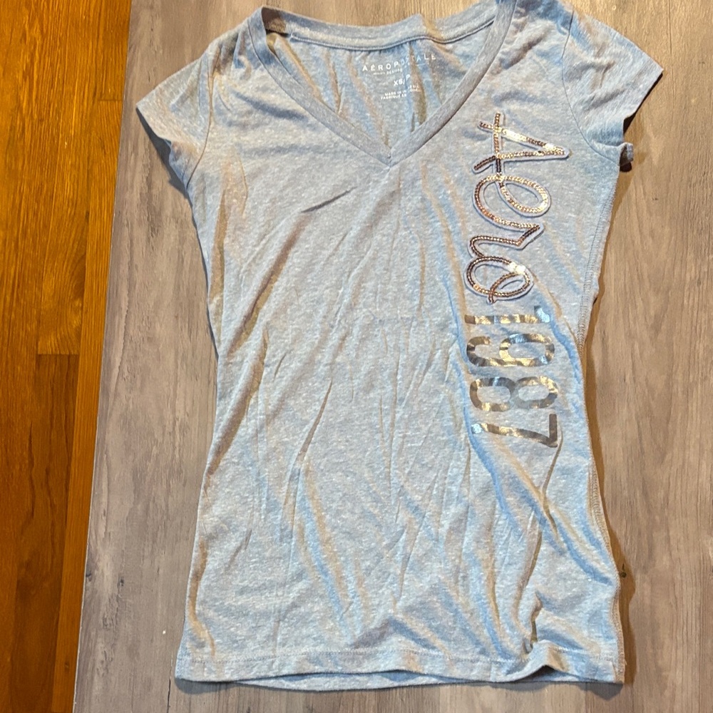 Aeropostale Light Gray Graphic V-Neck Tee